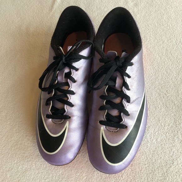 Nike Soccer Cleats - Picture 2 of 6